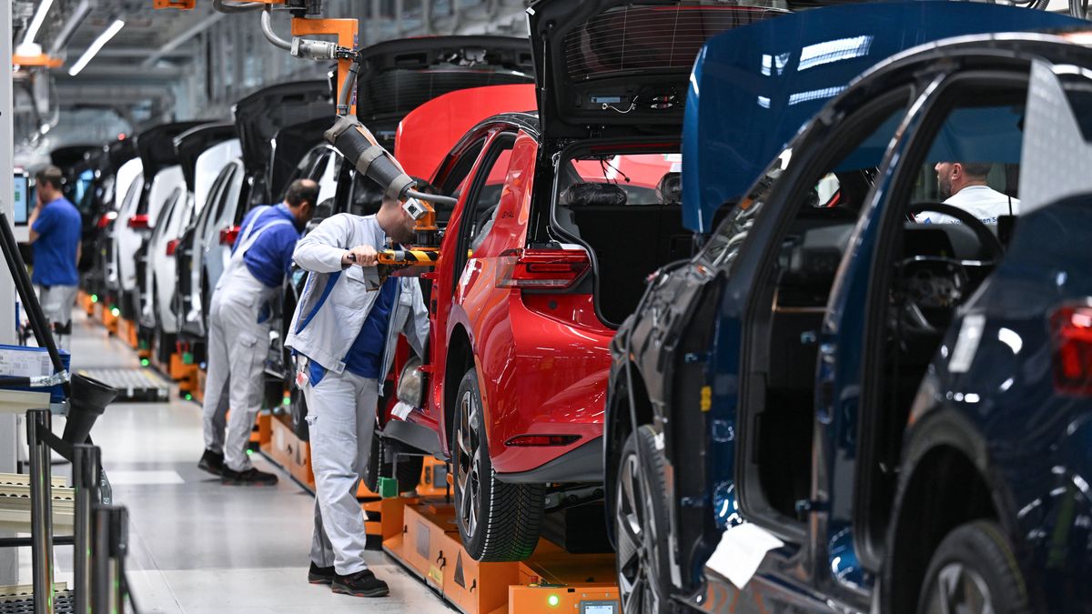 Volkswagen - Zwickau plant
13 October 2025, Saxony, Zwickau: The ID.3 and Cupra Born electric vehicles are assembled at the Volkswagen plant in Zwickau. So far, six Volkswagen, Audi and Cupra models have rolled off the production line at the plant in Saxony. The plant in Zwickau is currently not operating at full capacity. The capacity is more than 300,000 vehicles per year; according to the management, it is currently just over 200,000. Photo: Hendrik Schmidt/dpa 
Dostawca: PAP/DPA
Hendrik Schmidt
Car, Vehicle construction, traffic, Electromobility, E-car, Combustion engine, Icon, Symbol photo