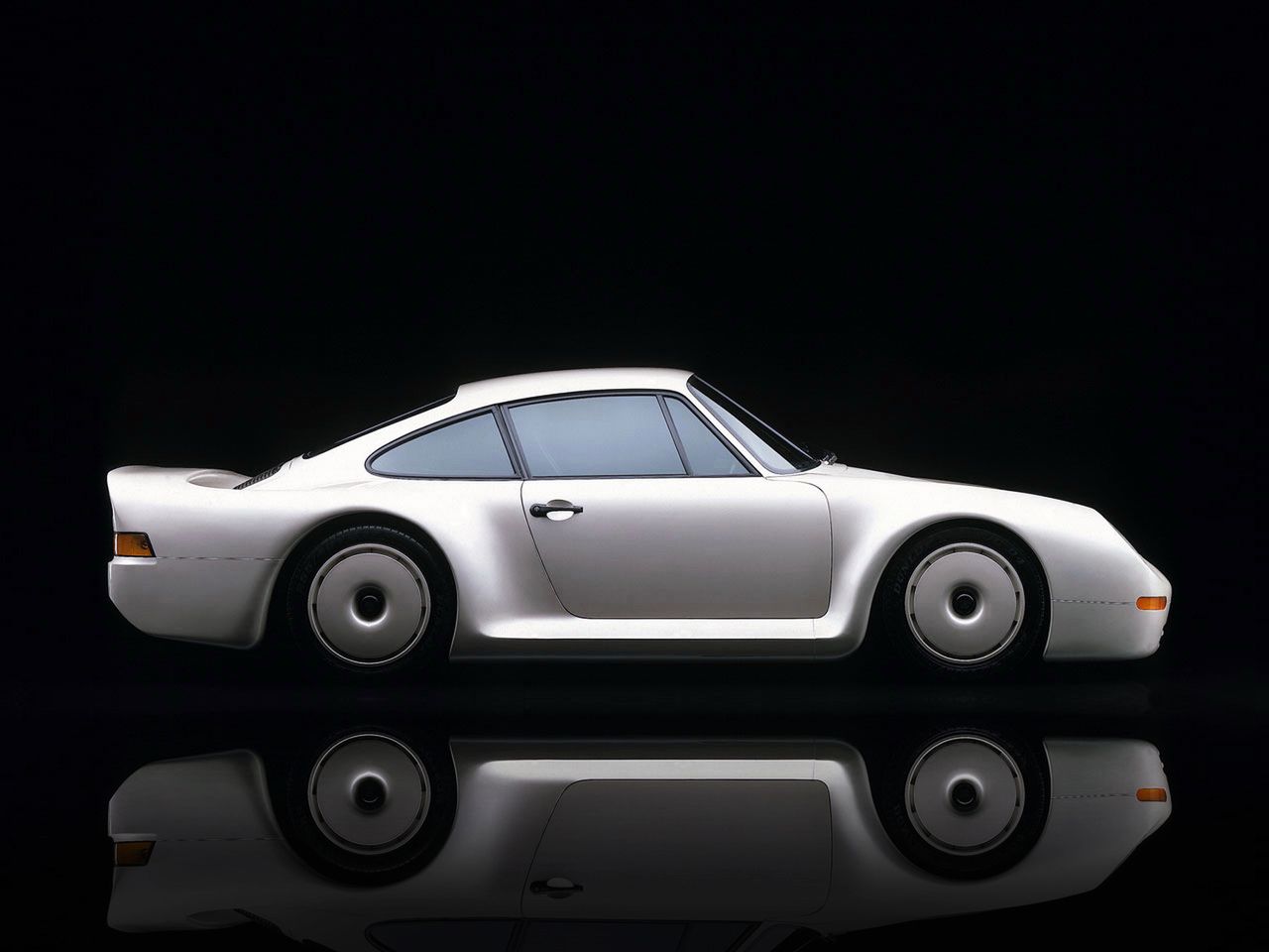 Pomysłodawcą projektu był Helmuth Bott, który przyszedł z propozycją budowy supersamochodu do nowego dyrektora zarządzającego Porsche - Petera Schutza.