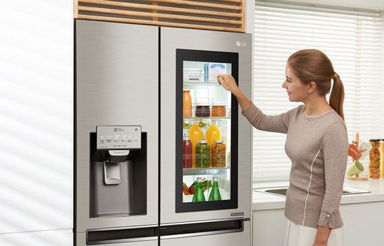 LG w nowej kampanii pyta "Co się stanie, gdy zapukasz dwa razy w drzwi… lodówki?"