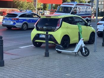 Warszawa: Zderzenie elektrycznej hulajnogi z Audi na Mokotowie. Poszkodowana sprawczyni w karetce