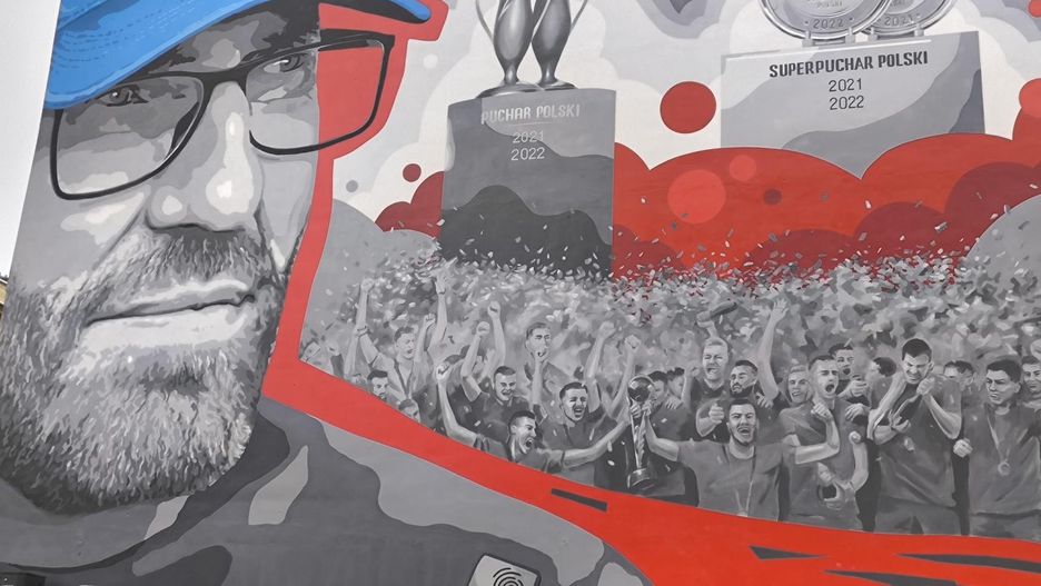 27.11.2025 r. Uszkodzony mural trenera Rakowa Częstochowa Marka Papszuna po deklaracji o chęci pracy w Legii Warszawa.