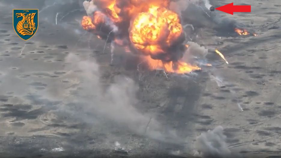 Jeden z kilku rosyjskich czołgów T-80BW, które oberwały Javelinem. Strzałka wskazuje urwaną wieżę w powietrzu.