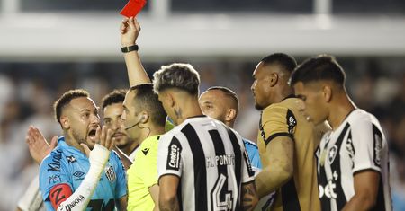 Neymar wyrzucony z boiska. Wszystko przez "rękę Boga"