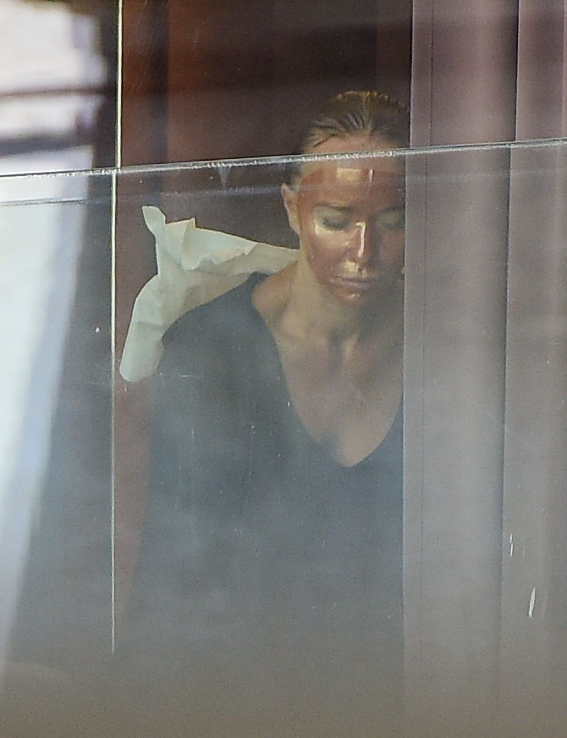 Joanna Przetakiewicz w złotej masce mknie do fryzjera