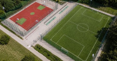 Trzy szkolne boiska we Włocławku przejdą przebudowę. Umowa już podpisana