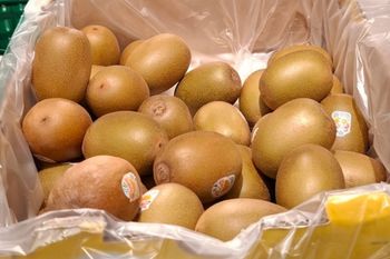 Kupiłam w Kauflandzie za mniej niż 4 zł. Jest słodsze i delikatniejsze niż kiwi zielone