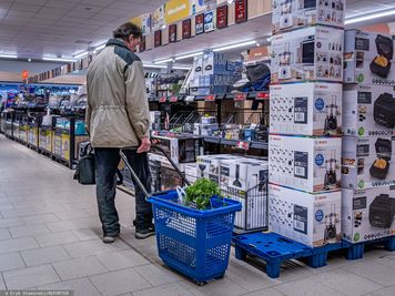 Sklepy zmieniają godziny otwarcia. Tak będą działały w piątek i sobotę