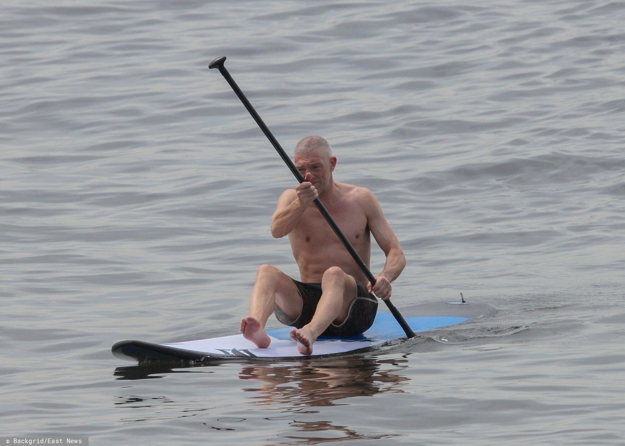 Vincent Cassel z ?on? i c�rk? na pla?y w Rio de JaneiroRio de Janeiro, BRAZIL  - *EXCLUSIVE*  - Vincent Cassel and Tina Kunakey enjoy some downtime with their daughter in Rio de Janeiro. The French actor goes for a ride on a paddleboard before playing in the sand and surf with his youngest daughter Amazonie, while his beautiful wife cools off in the ocean.    Pictured: Vincent Cassel    BACKGRID USA 27 DECEMBER 2021     BYLINE MUST READ: DESI / BACKGRID    USA: +1 310 798 9111 / usasales@backgrid.com    UK: +44 208 344 2007 / uksales@backgrid.com    *UK Clients - Pictures Containing Children  Please Pixelate Face Prior To Publication*DESI