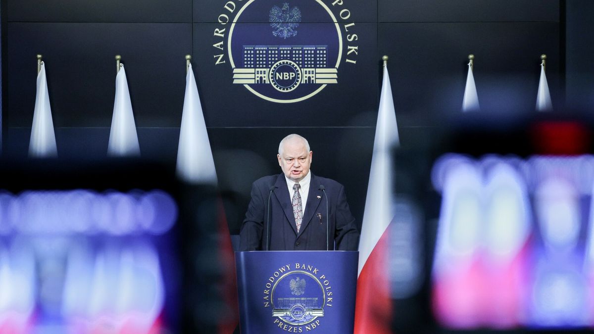 Prezes NBP Adam Glapiński podczas konferencji prasowej