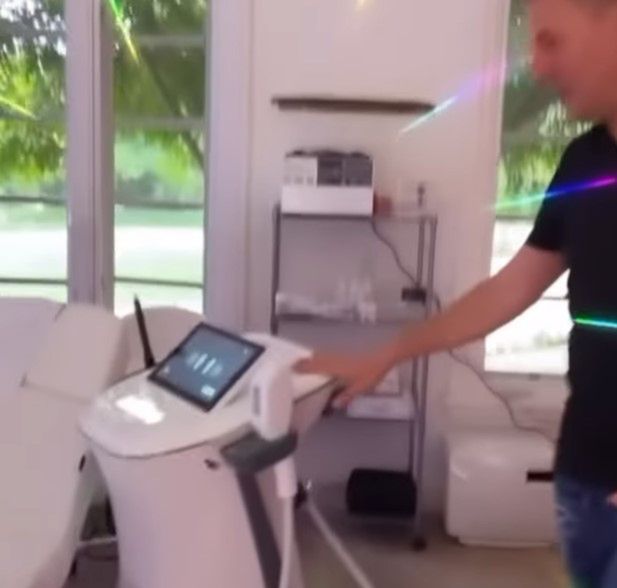 Krzysztof Gojdź otworzył klinikę u Paris Hilton. Wideo