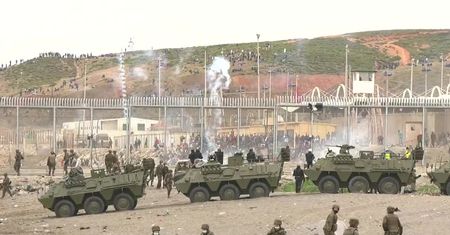 Siły bezpieczeństwa użyły gazu łzawiącego w kierunku migrantów. Do Ceuty przybyło ich prawie 6 tysięcy