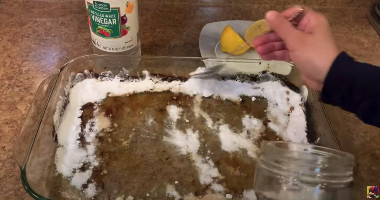 Cleaning heat-resistant dishes: From baking soda magic to vinegar remedy