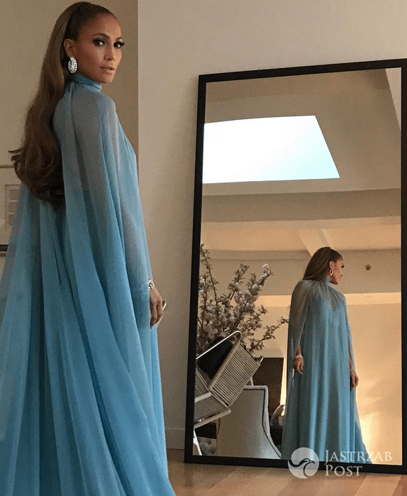 Błękitna suknia Valentino - Kreacja Jennifer Lopez na MET Gala 2017