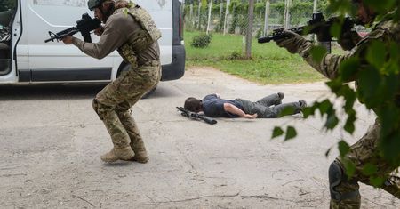 „Posmaruj się krwią ofiary i udawaj martwego”. GROM radzi, jak przetrwać atak terrorystyczny