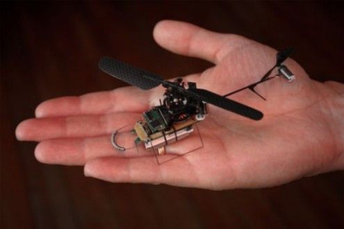 Malutki, zdalnie sterowany helikopter z kamerą (wideo)