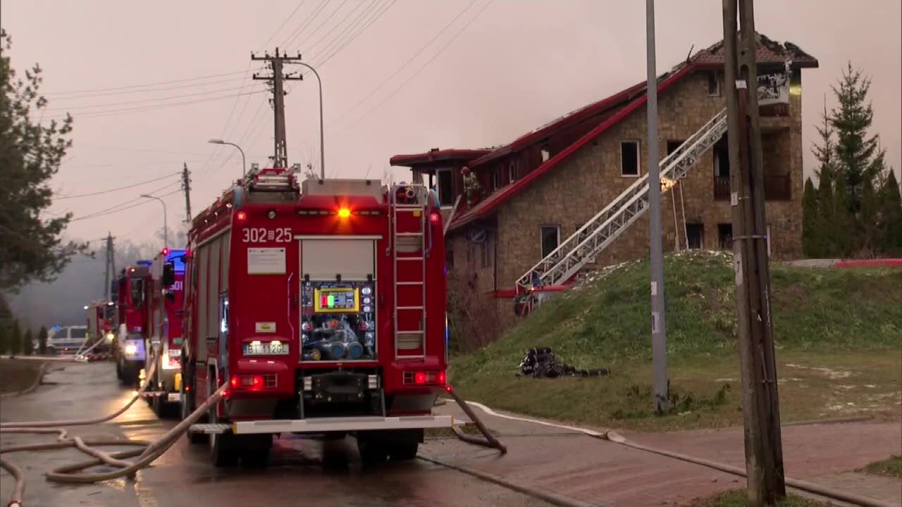 Pożar hali sportowej w Białymstoku. Spłonął również przylegający do niej budynek