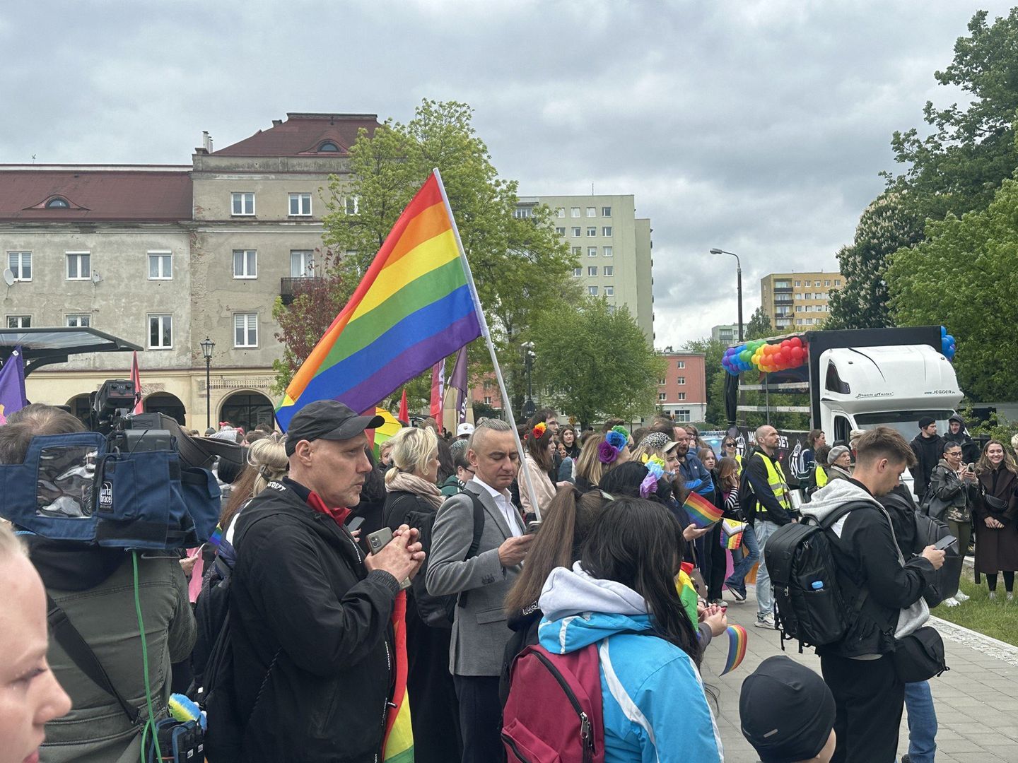 Uniwersytet Łódzki z tęczową flagą. „Jesteśmy otwarci, bezpieczni i różnorodni”