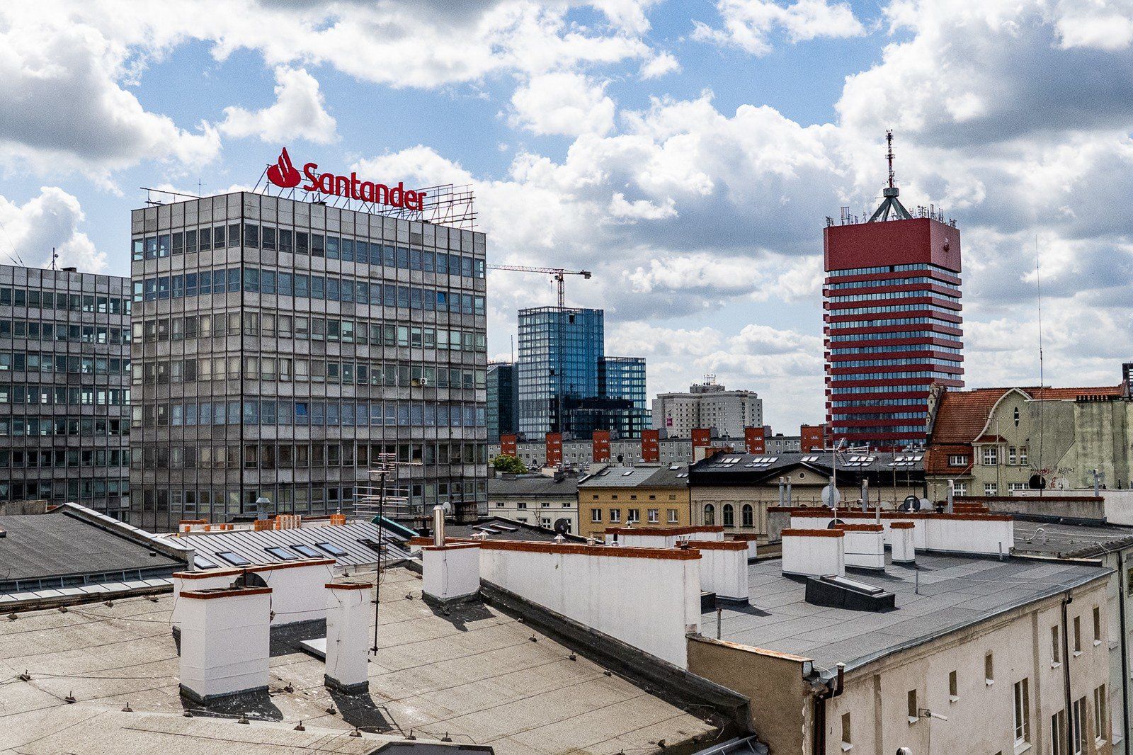 Do dyspozycji mieszkańców Domu Książki powstał taras widokowy. Na parterze dla wszystkich otworzą swoje drzwi: kawiarnia-restauracja „Strona” oraz księgarnia „Bookowski”.
