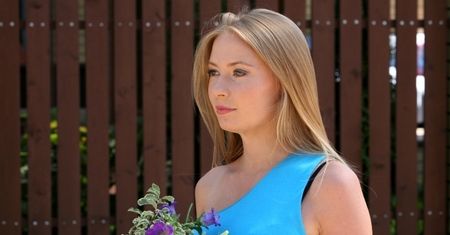 Tajemnicza blond piękność w "Barwach szczęścia"