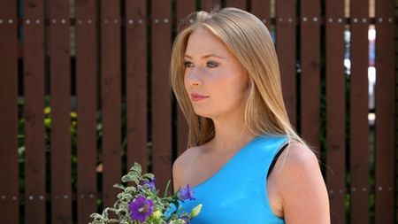 Blondynka w 'Barwach szczęścia'