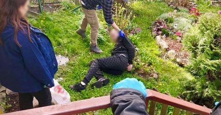 Wyskoczył przez okno prosto w ręce policjantów.