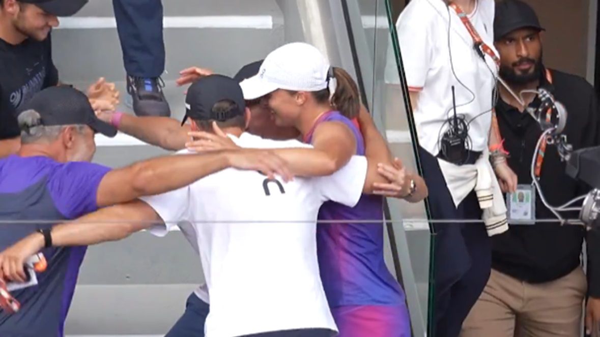 Twitter / Roland Garros / Na zdjęciu: Iga Świątek świętująca z zespołem