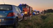 20-latek uderzył w wysepkę, stracił panowanie nad pojazdem i zjechał do rowu