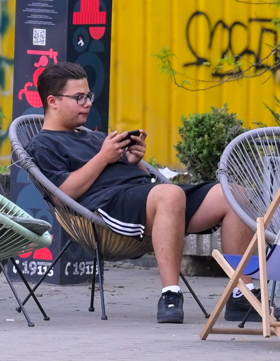 Allan Krupa sprzedaje kiełbaski w food trucku