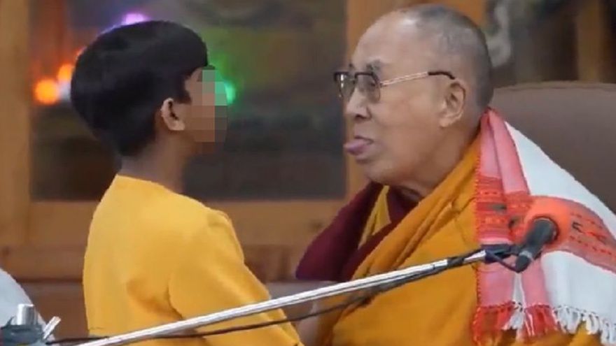 Internautów oburzyło nagranie z Dalajlamą