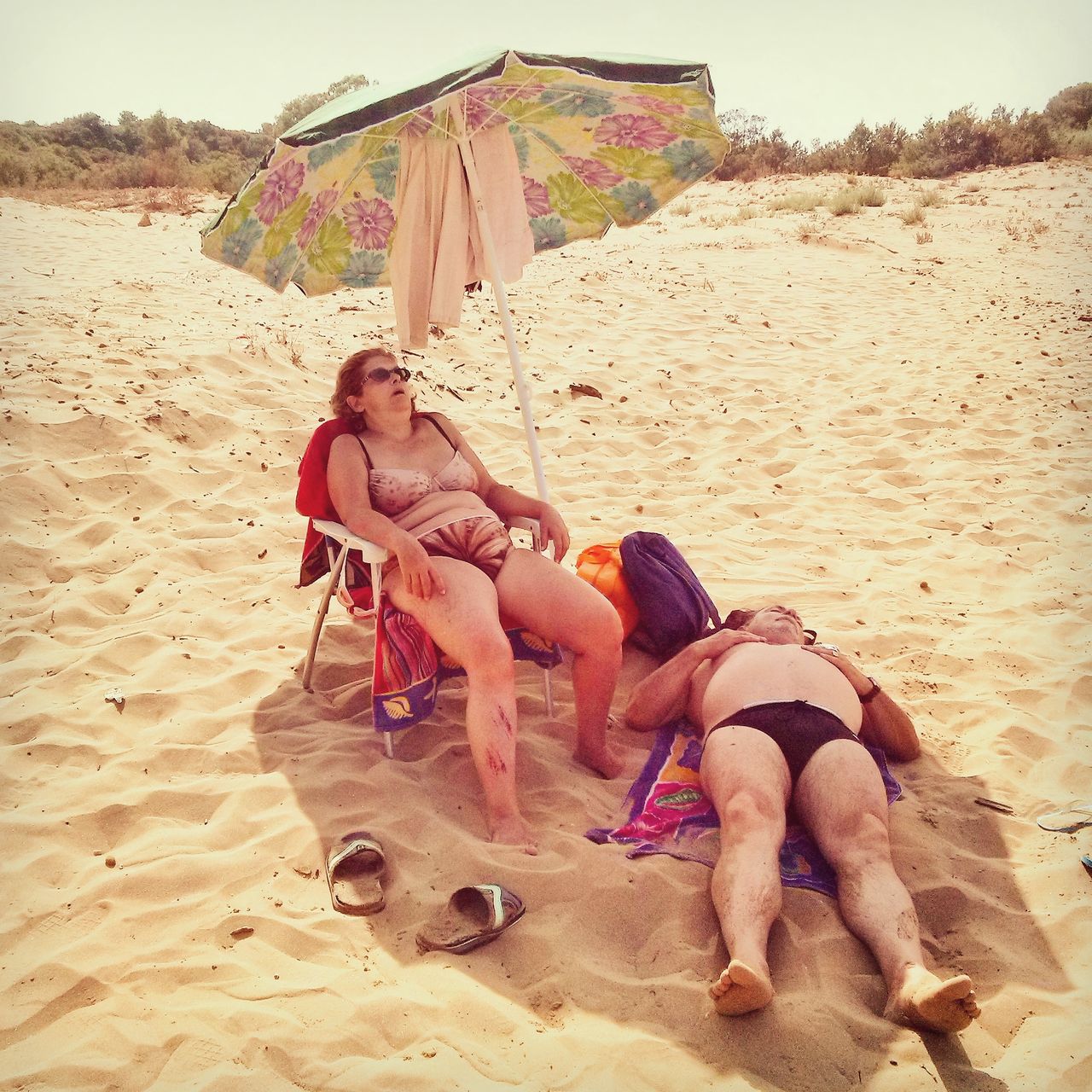 „A day on the beach" / To część większego projektu, który rozpoczął się w 2013 r. i dokumentuje życie na sycylijskich wybrzeż plażach. Część ze zdjęć została wykonana telefonem. Możecie je obejrzeć na profilu fotografa na Instagramie. "Tę konkretną fotografię zrobiłem pod koniec lipca 2014 roku. To typowa scena na plaży, gdzie ludzie spędzają całe dnie. Jedzą, bawią się, śpią, wykonują codzienne czynności. Można zobaczyć bardzo różne osoby, a przyjemnością jest przebywanie wśród tak wielu ludzi odpoczywający i korzystających ze słońca " - opisuje autor zdjęcia.