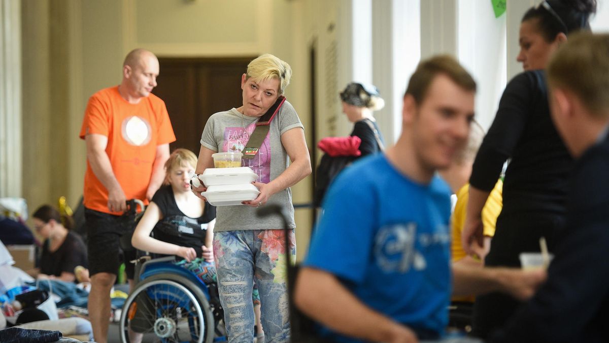 Okupujący sejmowe korytarze od 18 kwietnia prostestujący żądali m.in. dodatku w wysokości 500 zł miesięcznie.