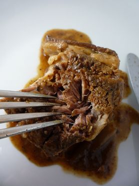 Duszona wołowina zrazowa dolna (steki, mięso i tłuszcz, III klasa mięsa)