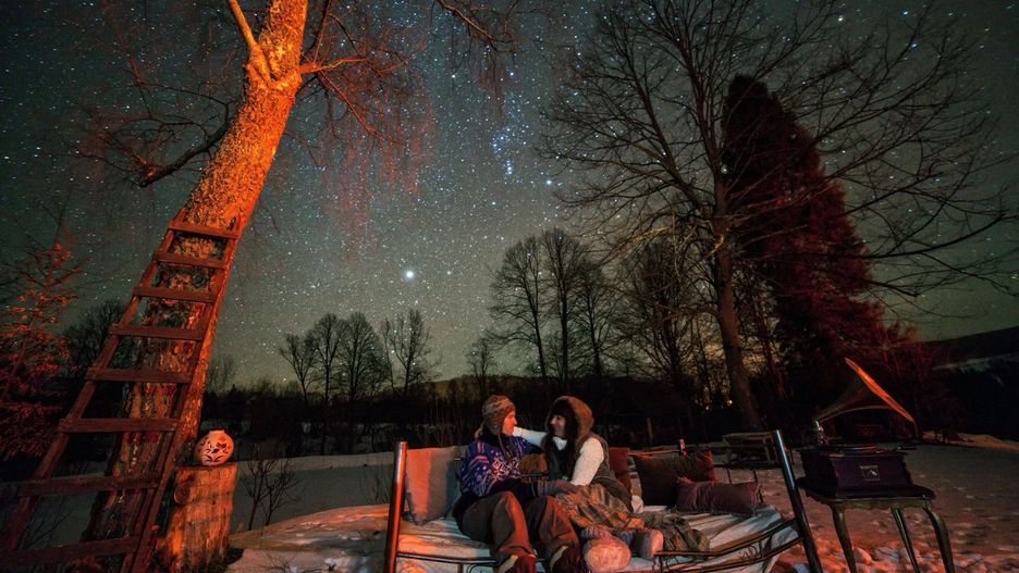 Paweł i Edyta na tle nocnego nieba