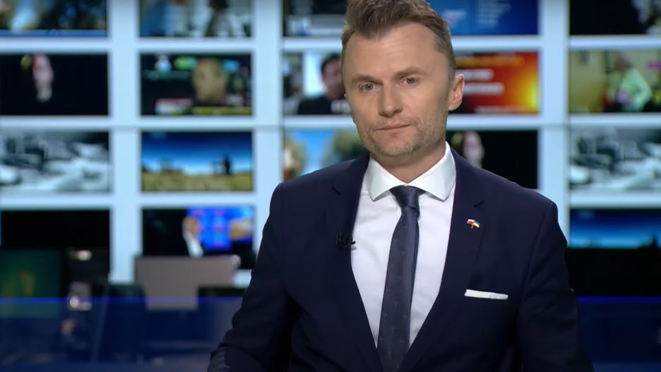 Piotr Jacoń prowadzi w TVN24 m.in. pasma informacyjne