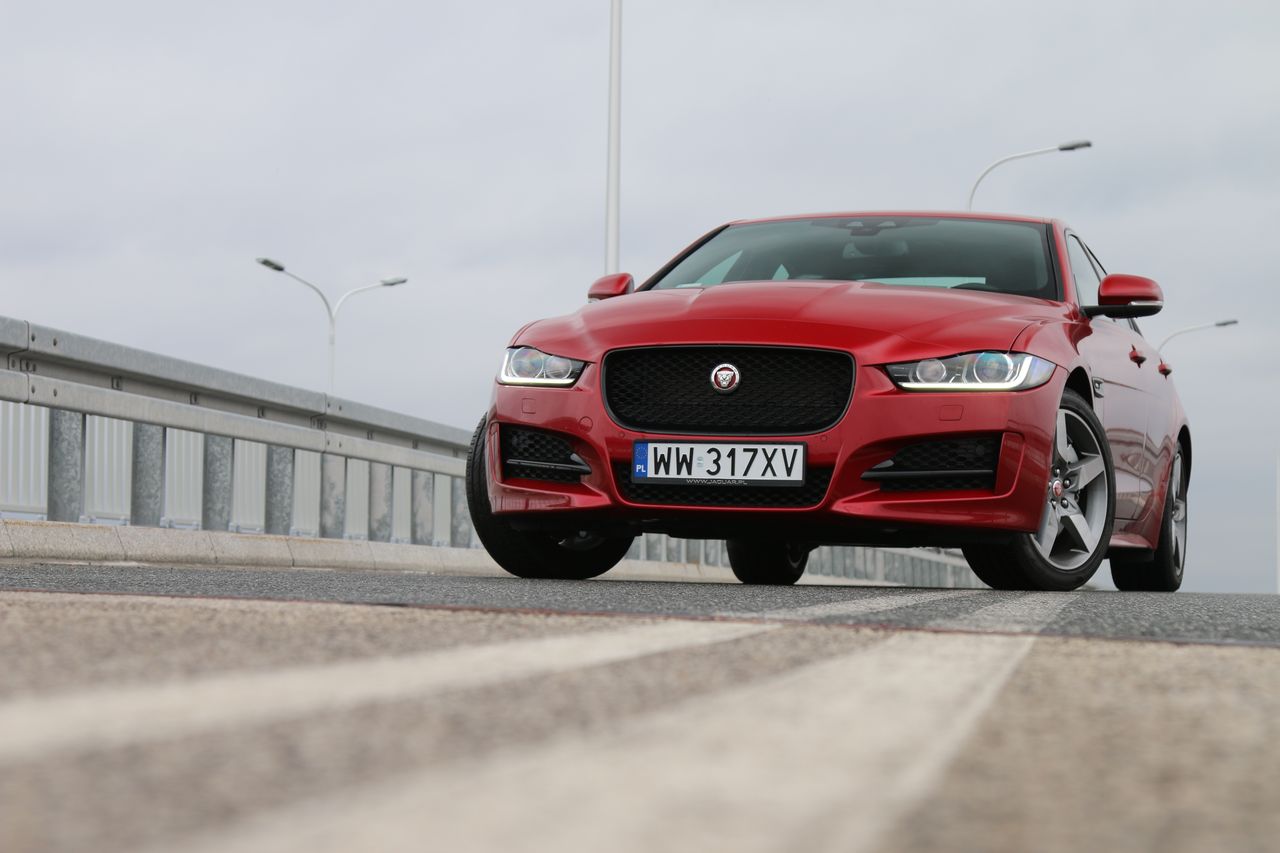 Nowy Jaguar XE z pakietem R-Sport ma zderzak z większymi wlotami powietrza i czarne akcenty nadwozia