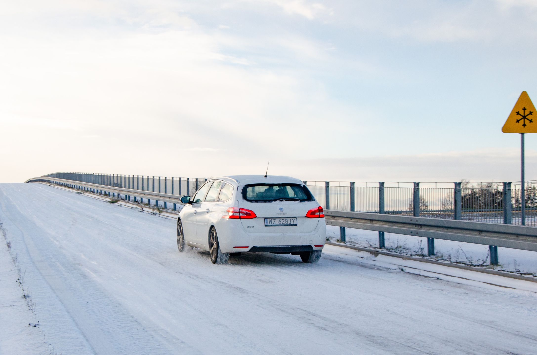 Próba podjazdu po ośnieżonym wzniesieniu
