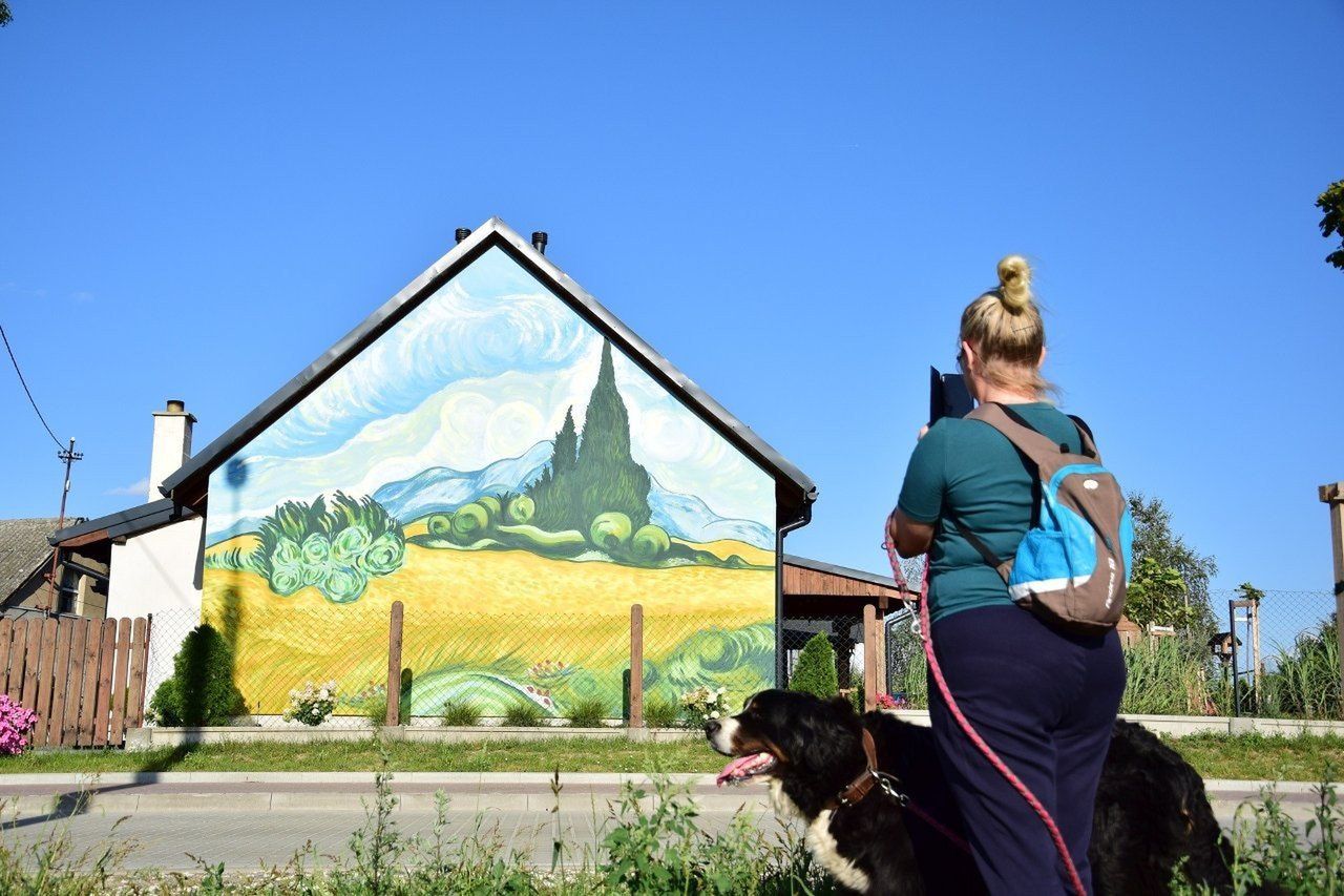 Brzózki: Artystyczna wieś z niesamowitymi muralami van Gogha