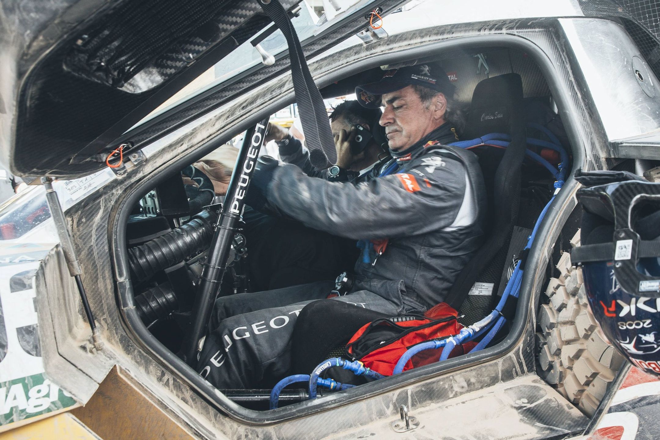 Carlos Sainz może pozostać sam w walce z Nasserem Al-Attiyahem o zwycięstwo