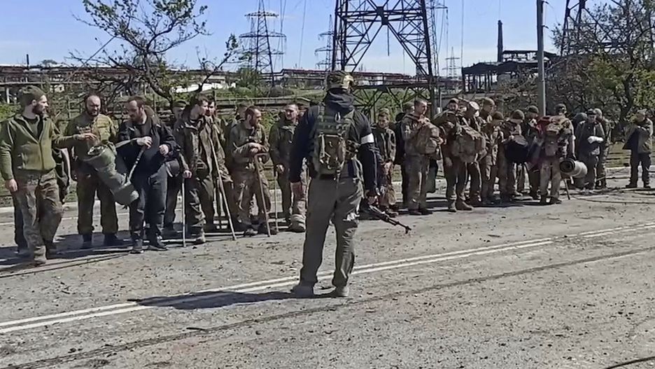 Niewiadomo gdzie Rosjanie wywieźli brońców Azowstalu. Źródło: AP / Russian Defense Ministry Press Service