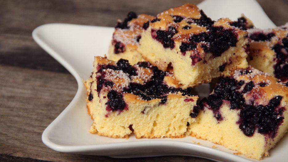 Sponge cake with blueberries