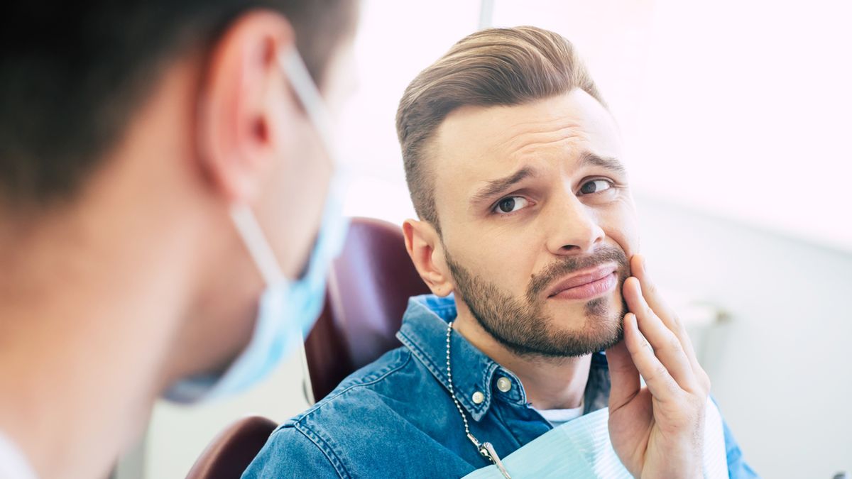 Ropa w dziąśle jest dolegliwością bardzo bolesną i występującą wtedy, kiedy ząb jest już mocno zakażony, gdyż przez długi okres czasu nie był leczony.