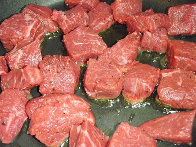 Surowy antrykot z wołowiny nowozelandzkiej (samo mięso)