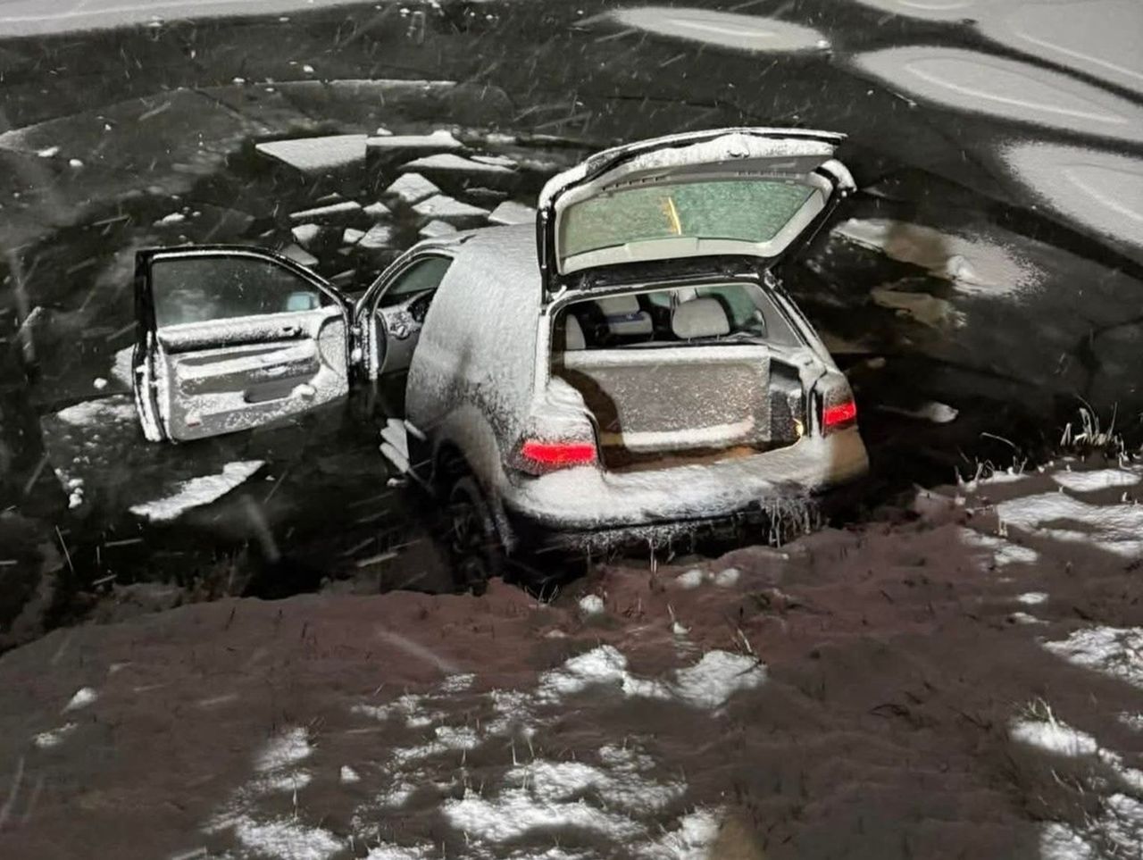Izbica: Groźna kolizja. Auto stoczyło się do stawu