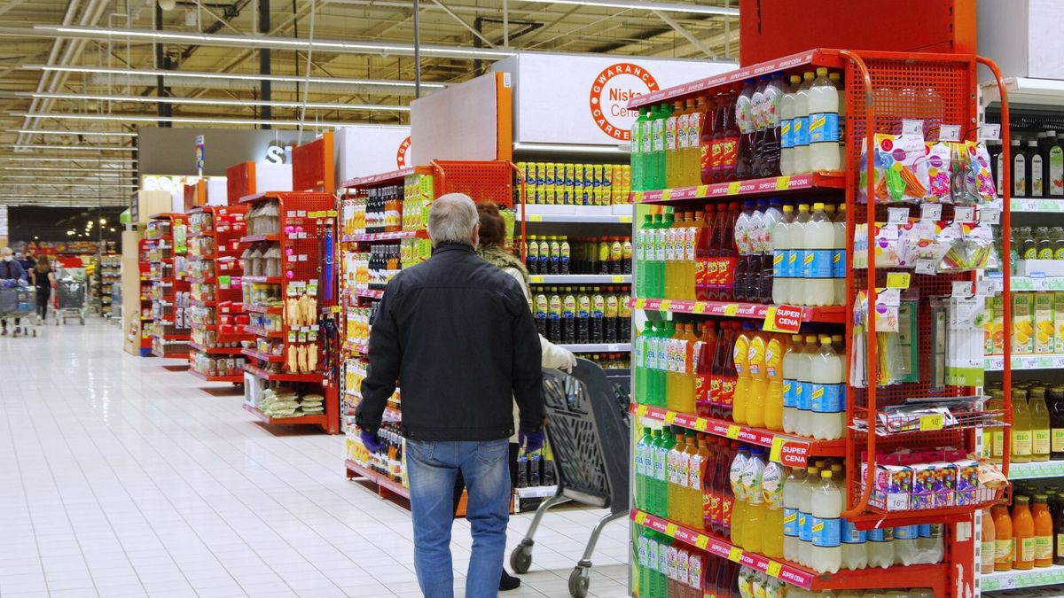 Stock MaBaPHOTO: ZOFIA I MAREK BAZAK / EAST NEWS   Warszawa N/Z Zakupy w hipermarkecie CarrefourZOFIA BAZAK