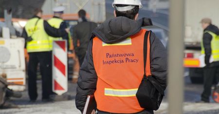 Praca na czarno kwitnie. PIP chce, by firmy oddawały pieniądze