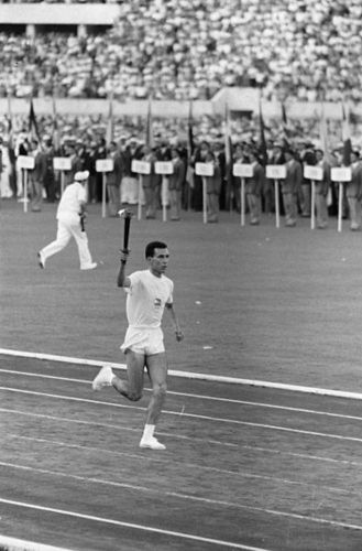 Znicz olimpijski na stadionie w Rzymie. Źródło: Wikipedia