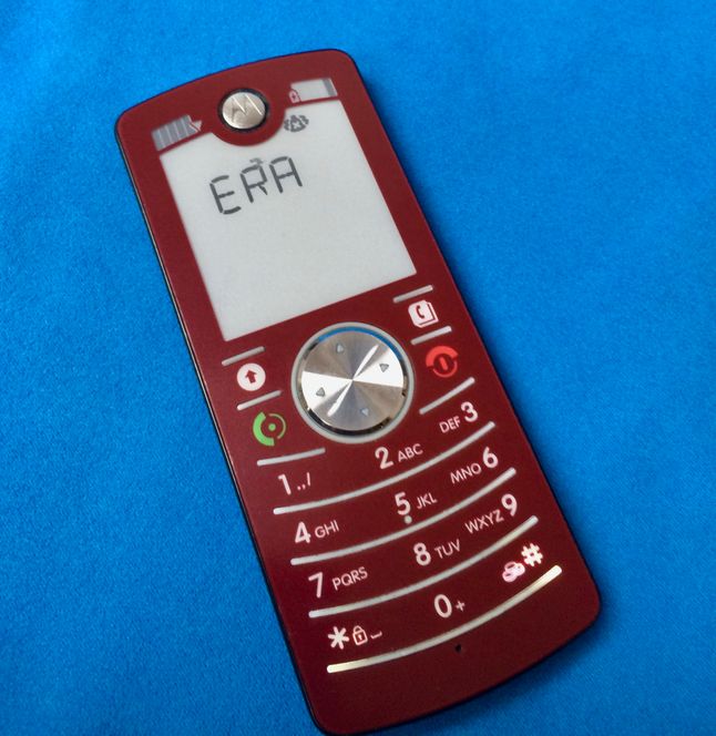 Moja Motorola F3 nadal czasem jest używana. Nad literą R w napisie ERA pamiątka po spotkaniu z kantem stołu.