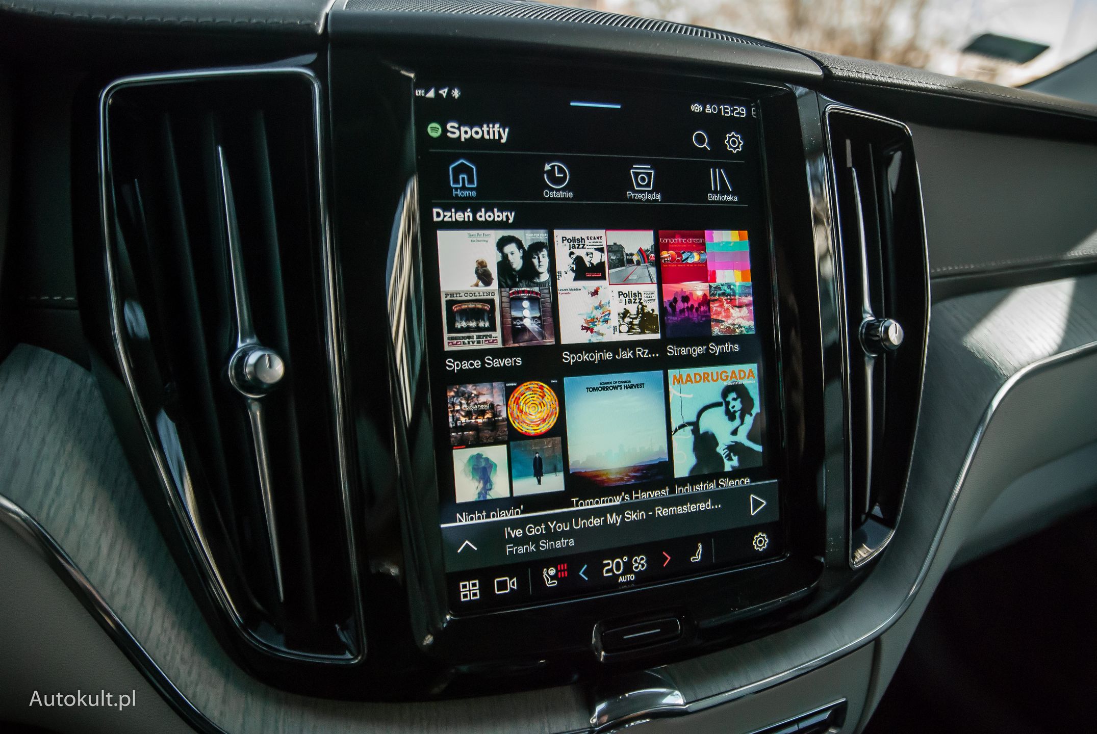 Spotify też wygląda świetnie, choć niska jakość utworów (a jest jeszcze gorsza gdy używamy bluetootha) jest szybko obnażana przez najlepszy w klasie system Bowers & Wilkins.