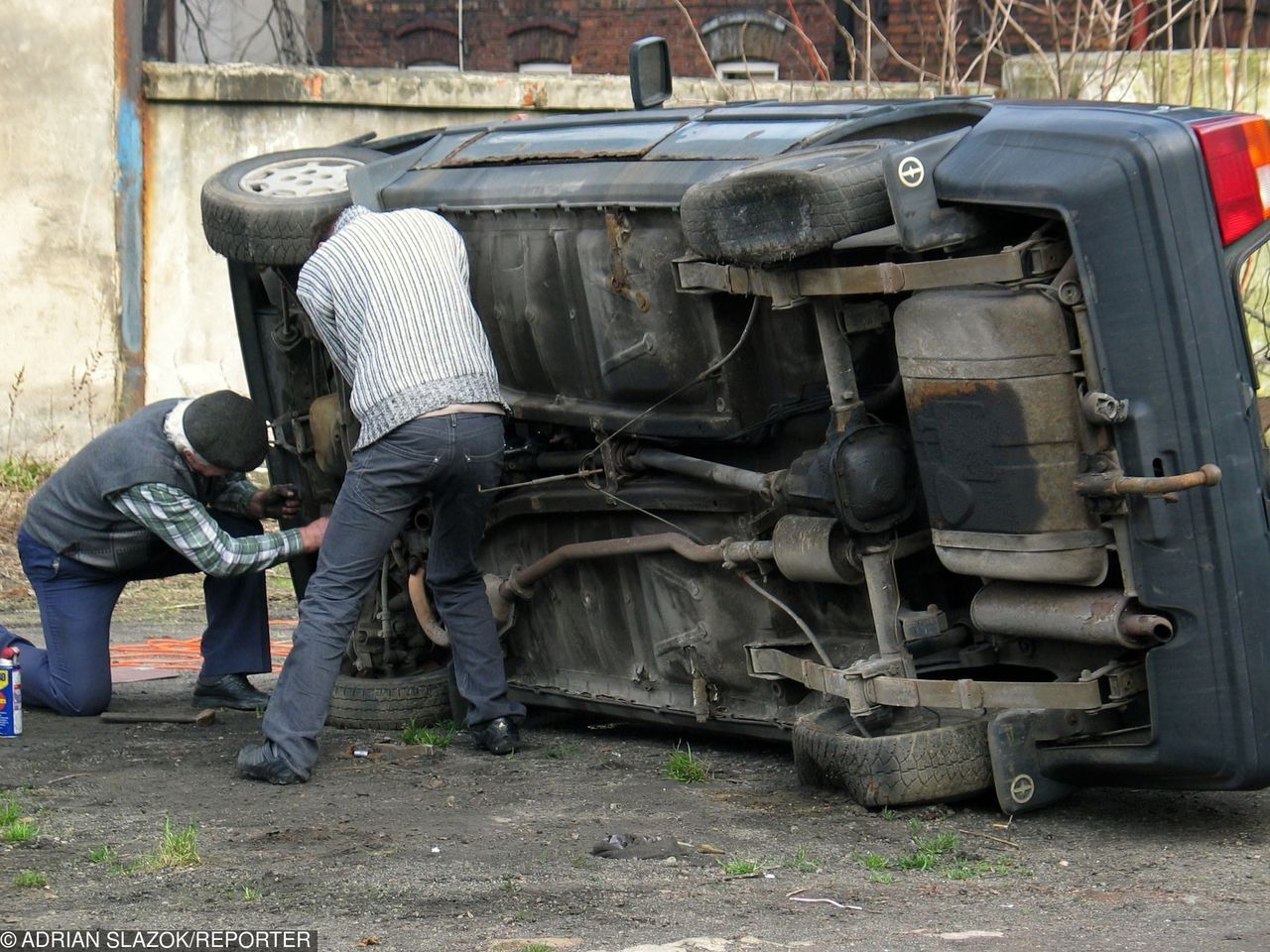 Co robimy przy autach samodzielnie? Kończy się na myciu i dolewaniu płynów