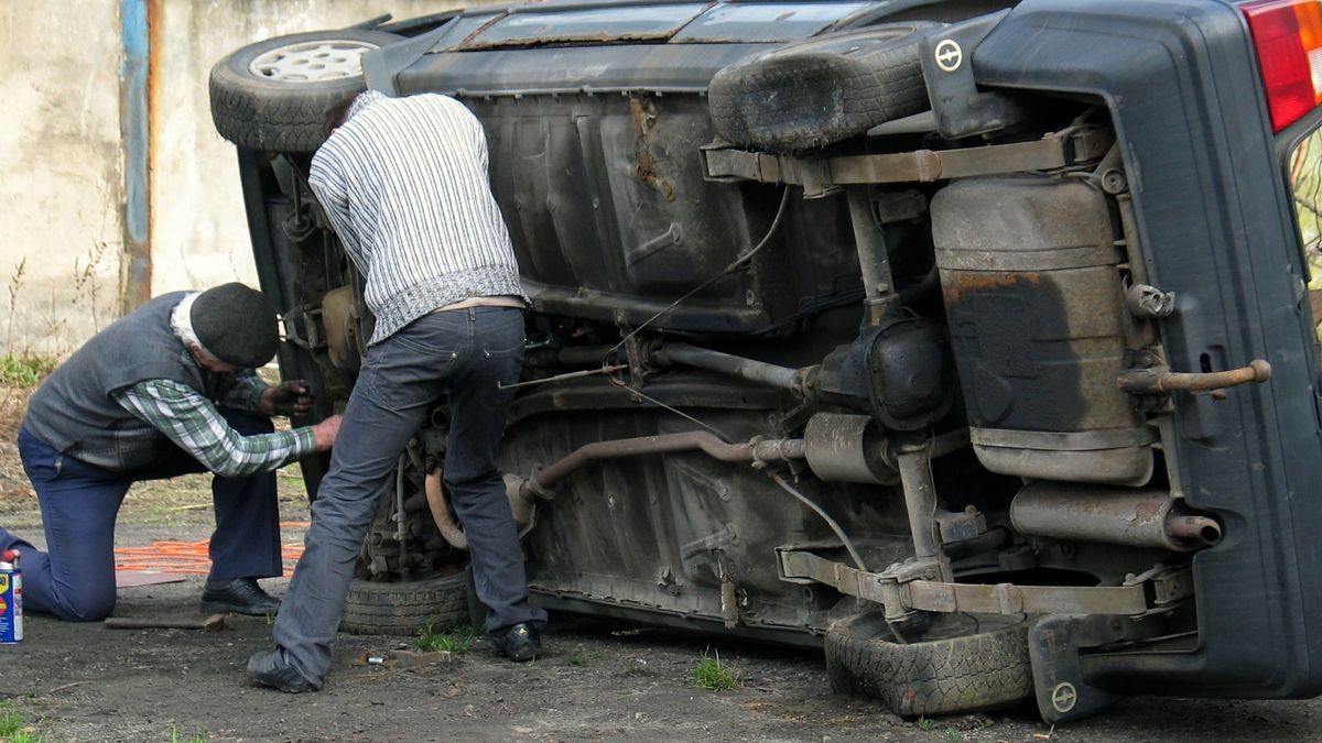 Te czasy powoli przechodzą do historii. Naprawy powierzamy mechanikom, ale drobne czynności lubimy wykonywać sami.